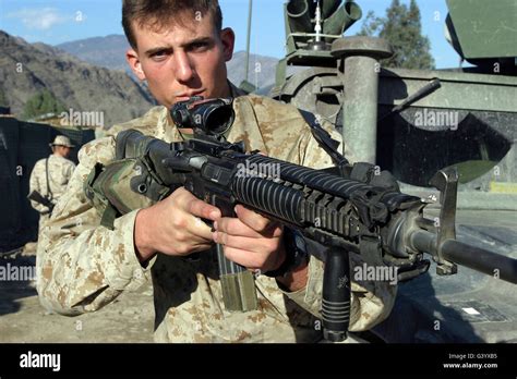 A Soldier Displays His M16 A4 Rifle Stock Photo Alamy