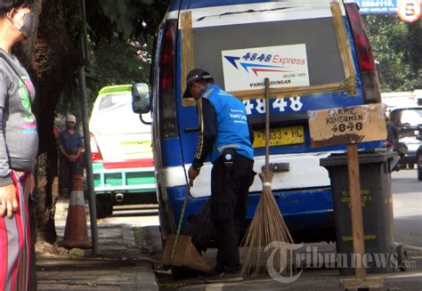 872 Penyapu Jalan Siap Menjaga Kebersihan Kota Bandung Foto 1 1873829