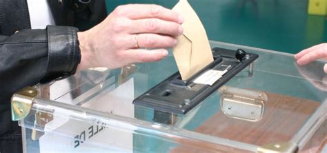 Hormis les membres du bureau de vote et les personnes en mais, dans certaines communes, les horaires des bureaux de vote peuvent être retardés par arrêté préfectoral. Fonctionnement d'un bureau de vote / Comment voter ...