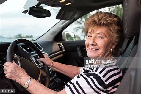 Old Lady Car Fotografias E Filmes Do Acervo Getty Images