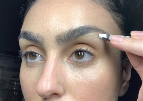 How To Groom Your Eyebrows At Home According To A Pro Fabfitfun