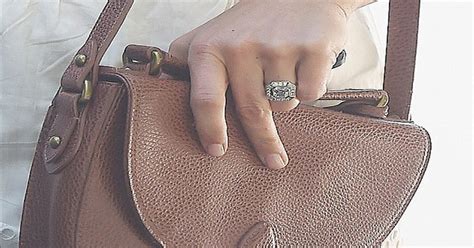 Untuk mendapatkan harga cincin tunangan terindah dengan harga murah, kamu harus memiliki beberapa referensi dan opsi penawaran dari beberapa toko. Wow, Harga Cincin Pertunangan Pippa Middleton Senilai 4 ...