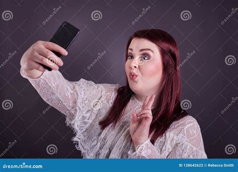 Die Junge Frau Die Selfie Lippen Nimmt Verzog Und Friedenszeichen Stockfoto Bild Von