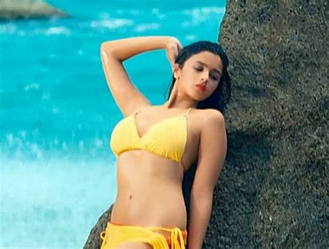 Bollywood Actress Alia Bhatt Laes Yellow Bikini Images