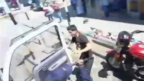 Batalla campal entre vendedores ambulantes y la Policía en Perú Hoy es