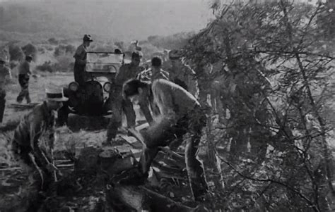 De film werd destijds uitgebracht onder de titel ons dagelijksch brood. IMCDb.org: 1918 Dodge Brothers in "Our Daily Bread, 1934"