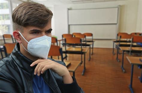 Массовая вакцинация граждан против коронавируса началась в израиле утром в воскресенье, на первом этапе прививку получат медицинские работники, студенты. Иерусалим: учитель заразился COVID, несмотря на две ...