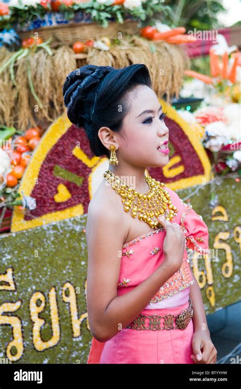 Schöne Thai Mädchen Bei Einem Schönheitswettbewerb Stockfotografie Alamy