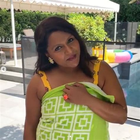 mindy kaling s bikini body positive message on instagram has everyone clapping