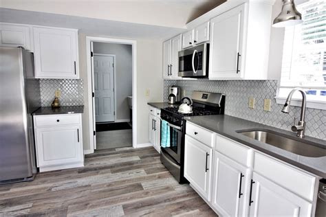 Find out what flooring works best with grey kitchen cabinets! Gray Kitchen - Bestlaminate Cottage Driftwood Vinyl Flooring