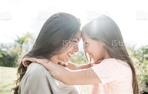 Retrato De Una Madre Y Una Hija Amorosas Foto De Stock Y Más Banco De