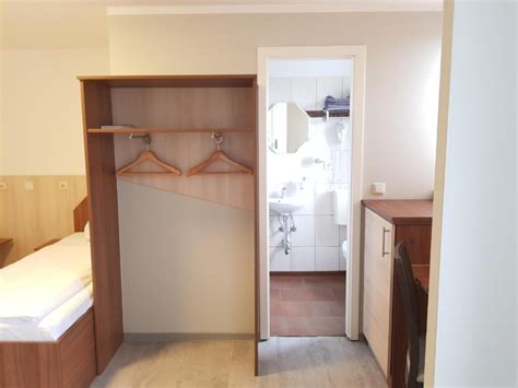 Jedes der zimmer in der pension im bett ist mit einem eigenen bad mit einer dusche ausgestattet. Pension Im Bett - Fürth - book your hotel with ViaMichelin