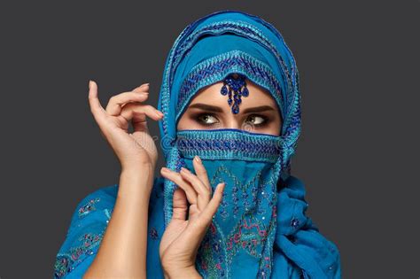 Atelieraufnahme Einer Jungen Schnheit Die Das Blaue Hijab Verziert Mit Pailletten Und Schmuck