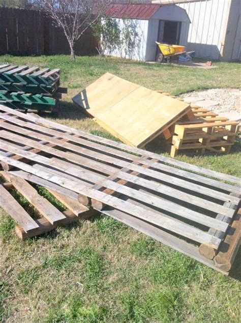 Our guest today built a wooden pallet deck — for under $300! DIY Pallet Deck : Home Exterior Improvements | 99 Pallets