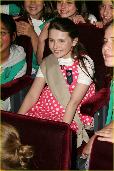 Abigail Breslin Enters Girl Scout Central Photo 1025121 Photos