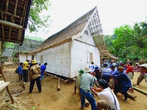 Dibalik Cerita Bangunan Adat Kampung Naga Rumah Tradisional Sunda