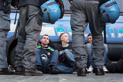 Sparta praha vs feyenoord hooligans 2012 praag prague. La polizia olandese convince 4 ultrà Feyenoord a ...