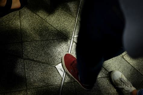 Gambar Tangan Sepatu Cahaya Merah Warna Bayangan Kegelapan