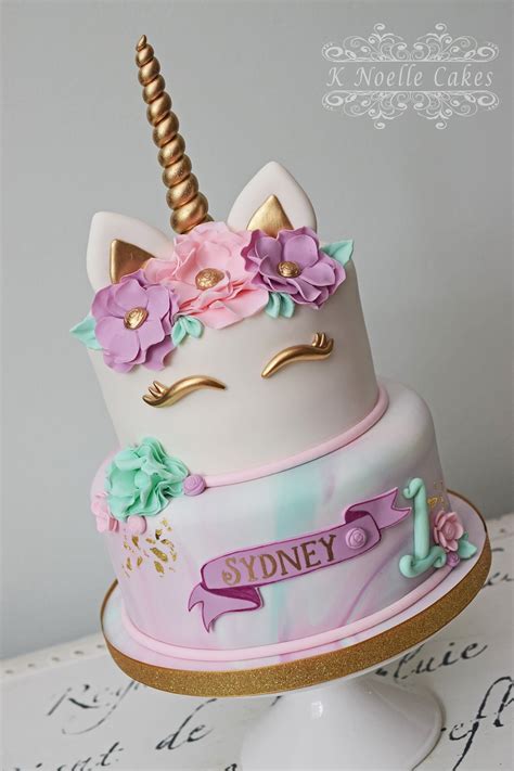 Make the hair by rolling and cutting sheets of pink, blue and yellow icing into long thin wave shapes. Pin en E5