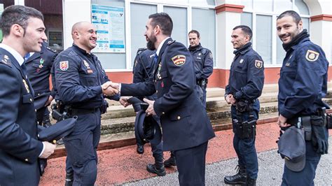 La policía nacional está con el peregrino. La Policía Nacional reconoce en Pamplona a los agentes ...