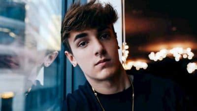 He began his career with vine where he was posting various stuff from daily life and his musical life. Bryce Hall Bio, Age, Height, Tik Tok, You Tube, Facebook ...