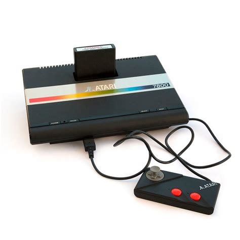 La atari 2600 es una videoconsola lanzada al mercado en 1977 bajo el nombre de atari vcs (video computer system), convirtiéndose en el primer sistema de videojuegos en tener gran éxito, e hizo popular los cartuchos intercambiables. Sistemas de videojuegos Atari: reviviendo los mejores ...