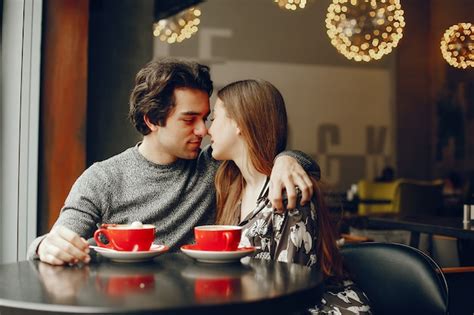 Linda Pareja Pasa Tiempo En Un Cafe Foto Gratis