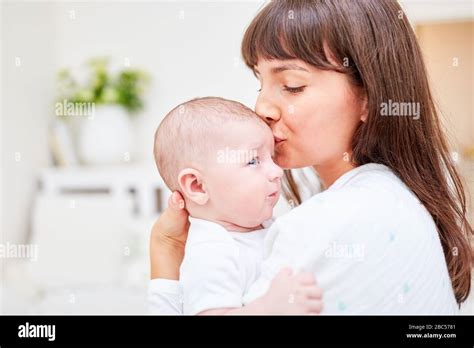 Madre Besando A Un Niño En La Frente Fotografías E Imágenes De Alta