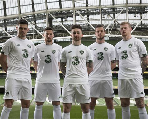Toutes l'actu sur le football, les résultats, les commentaires, les. L'Irlande dévoile ses maillots de football pour 2020 | Foot Inside