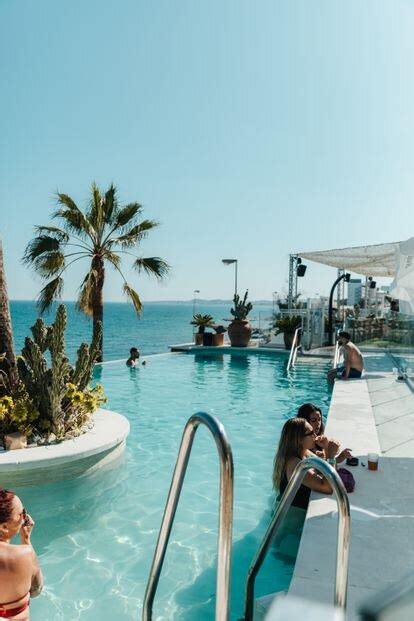 Cuatro Nuevos ‘beach Clubs Invitan A Festejar En La Costa Del Sol El