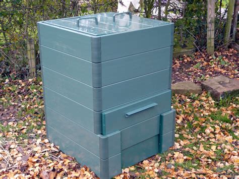 This compost bin works great to make perfect compost for your small garden. Small (61x61x90cms) compost bin - Linkabord