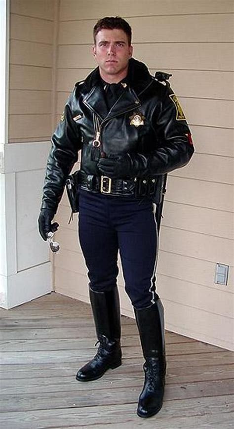 Pin By Olb Aka Orleatherboy On Leathermen Men In Uniform Hot Cops Cops