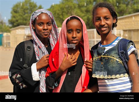 Trois Jeunes Filles Posant Djiboutienne Dans Une Rue De La Ville De Djibouti Djibouti Corne De