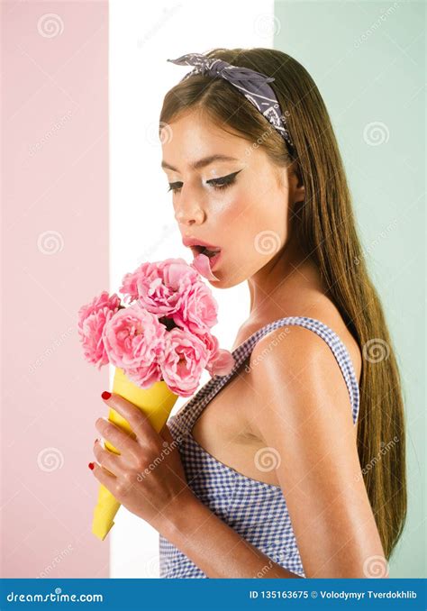 R Tro Femme Mangeant La Cr Me Glac E Des Fleurs Fille De Pin Up Avec