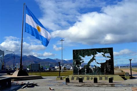 200 Años Del Primer Izamiento De La Bandera Argentina En Malvinas