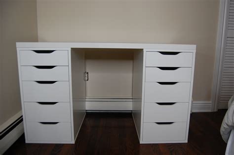 Light it up and treat yourself wouldn't this pallet vanity corner desk, complete with a large mirror, lots of lighting, extra outlets, and a handy switch be terrific? DIY Makeup Vanity