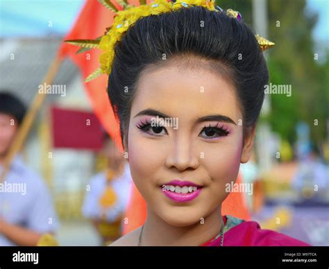 Gekleidet Sich Hübsche Thai Mädchen Mit Blumen Im Haar Nimmt Teil An Der Geschichte Des Dorfes