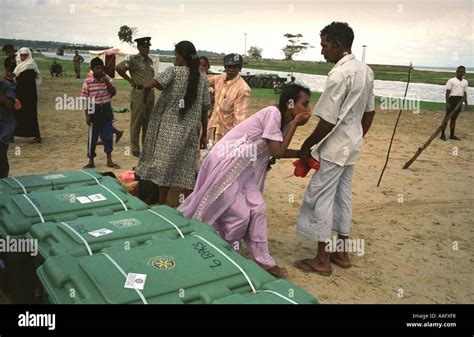 Images From The Aftermath Of The Boxing Day Tsunami In Sri Lanka On The Indian Ocean 2004 Stock