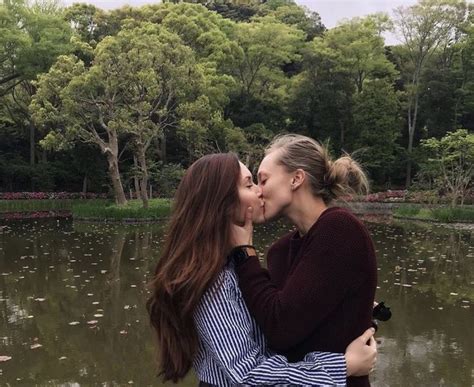Pin On Lesbians Kissing
