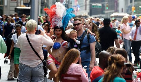 Polémica en Nueva York por las desnudas de Times Square Emol Fotos