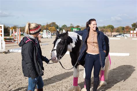 Als zoes schwester rosie nach der ankunft der familie beim großvater verschwindet, durchsucht zoe die gegend, trifft ortsansässige und hat eine gefährliche begegnung. Netflix fans, I have some news!!... - Charlotte Dujardin ...
