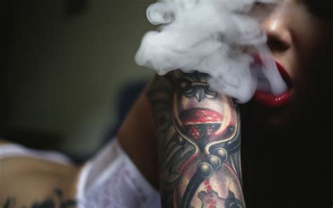 Baggrunde Kvinder model røg rygning tatovering Person hvidt