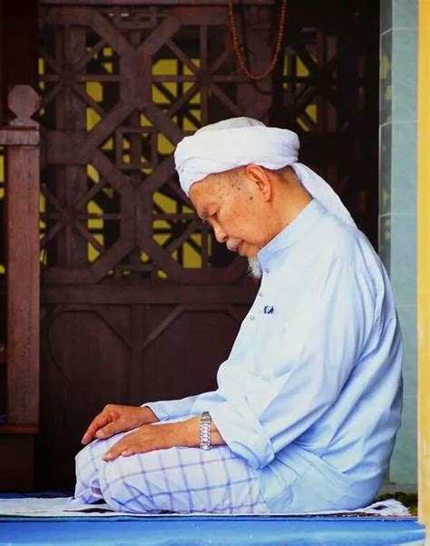 Nik aziz mendapat pendidikan awal dari ayahnya sendiri, tuan guru haji nik mat raja banjar di kediamannya di pulau melaka. Biodata YAB Dato' Bentara Setia Tuan Guru Haji Nik Abdul ...