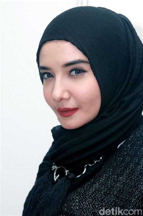 Zaskia sungkar is an actress and casting director, known for persepsi, wanita tetap wanita (2013) and roh fasik (2019). Manisnya Zaskia Sungkar