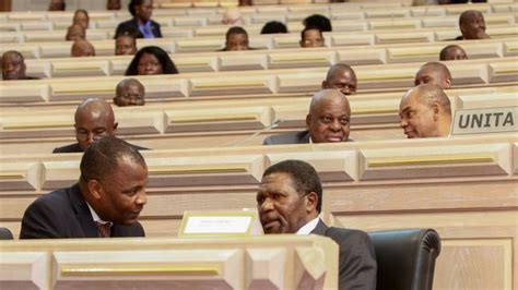 Líder Da Unita Deixa Parlamento Angolano Observador
