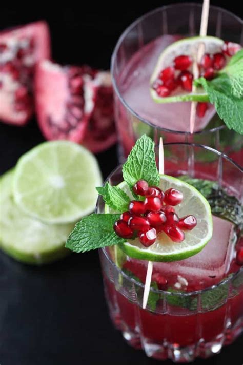 These 15 Christmas Cocktails Are The Perfect Holiday Dinner Accompaniment