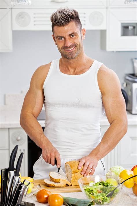 hombre hermoso feliz que cocina en cocina en casa foto de archivo imagen de standing cara