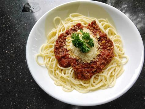 1 tin cendawan butang 4. Spaghetti bolognese - resepi cepat dan mudah
