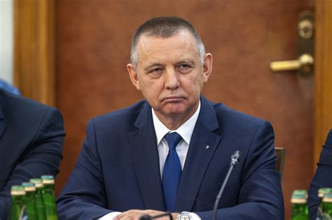 Marian banaś przez ponad dwa lata korzystał z mieszkania służbowego w warszawie, mimo że miał w okazuje się, że w marcu 2017 roku banaś zakupił mieszkanie w stolicy. Banaś pisze list do Witek ws. działań CBA. „To naruszenie ...