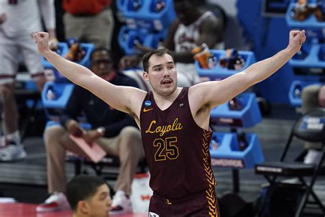 No 8 Seed Loyola Chicago Upsets Top Seeded Illinois At Mens Ncaa